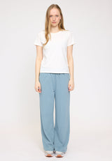 Julia ist 1,78 und trägt Größe S