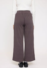 Angelique ist 1,75 und trägt Größe S