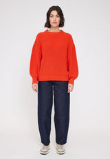 Maren ist 1,75 und trägt Größe S