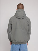 Daniel ist 1,87 und trägt Größe L