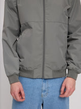 Daniel ist 1,87 und trägt Größe L