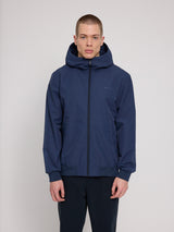 Daniel ist 1,87 und trägt Größe L