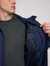 Daniel ist 1,87 und trägt Größe L