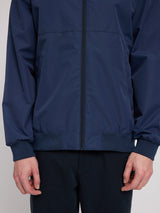 Daniel ist 1,87 und trägt Größe L