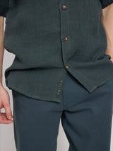 Daniel ist 1,87 und trägt Größe L