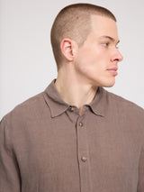 Daniel ist 1,87 und trägt Größe L