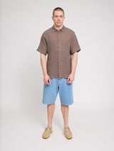 Daniel ist 1,87 und trägt Größe L