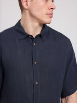 Daniel ist 1,87 und trägt Größe L