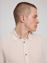 Daniel ist 1,87 und trägt Größe L