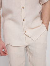 Daniel ist 1,87 und trägt Größe L