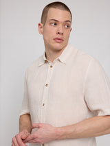 Daniel ist 1,87 und trägt Größe L