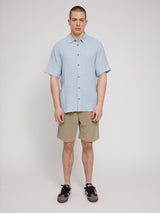 Daniel ist 1,87 und trägt Größe L