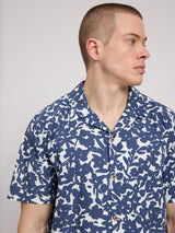 Daniel ist 1,87 und trägt Größe L