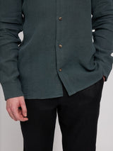 Daniel ist 1,87 und trägt Größe L