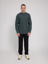 Daniel ist 1,87 und trägt Größe L