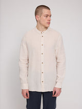 Daniel ist 1,87 und trägt Größe L