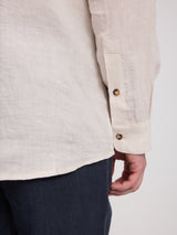 Daniel ist 1,87 und trägt Größe L