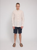 Daniel ist 1,87 und trägt Größe L