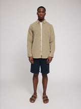 Ben ist 1,85 und trägt Größe L