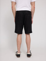 Daniel ist 1,87 und trägt Größe L