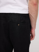 Daniel ist 1,87 und trägt Größe L