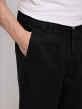 Daniel ist 1,87 und trägt Größe L