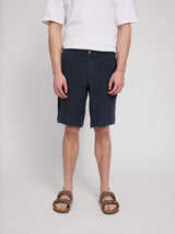 Daniel ist 1,87 und trägt Größe L