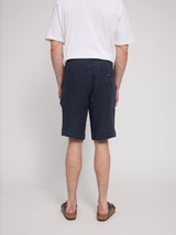 Daniel ist 1,87 und trägt Größe L