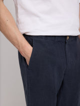 Daniel ist 1,87 und trägt Größe L