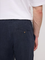 Daniel ist 1,87 und trägt Größe L