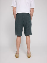 Daniel ist 1,87 und trägt Größe L