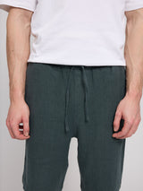 Daniel ist 1,87 und trägt Größe L