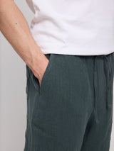 Daniel ist 1,87 und trägt Größe L