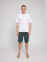 Daniel ist 1,87 und trägt Größe L