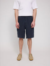 Daniel ist 1,87 und trägt Größe L