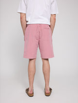 Daniel ist 1,87 und trägt Größe L