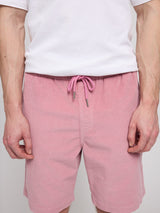 Daniel ist 1,87 und trägt Größe L