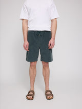 Daniel ist 1,87 und trägt Größe L