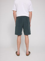 Daniel ist 1,87 und trägt Größe L