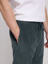 Daniel ist 1,87 und trägt Größe L