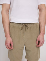 Daniel ist 1,87 und trägt Größe L