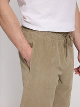 Daniel ist 1,87 und trägt Größe L