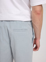 Daniel ist 1,87 und trägt Größe L