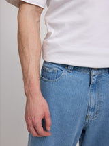 Daniel ist 1,87 und trägt Größe L