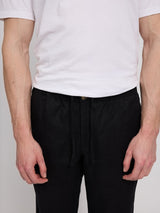 Daniel ist 1,87 und trägt Größe L