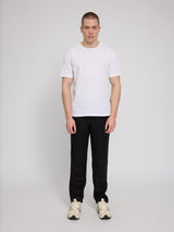 Daniel ist 1,87 und trägt Größe L