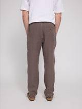 Daniel ist 1,87 und trägt Größe L