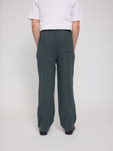 Daniel ist 1,87 und trägt Größe L