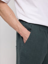 Daniel ist 1,87 und trägt Größe L