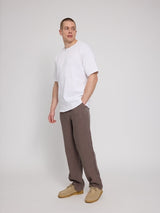 Daniel ist 1,87 und trägt Größe L